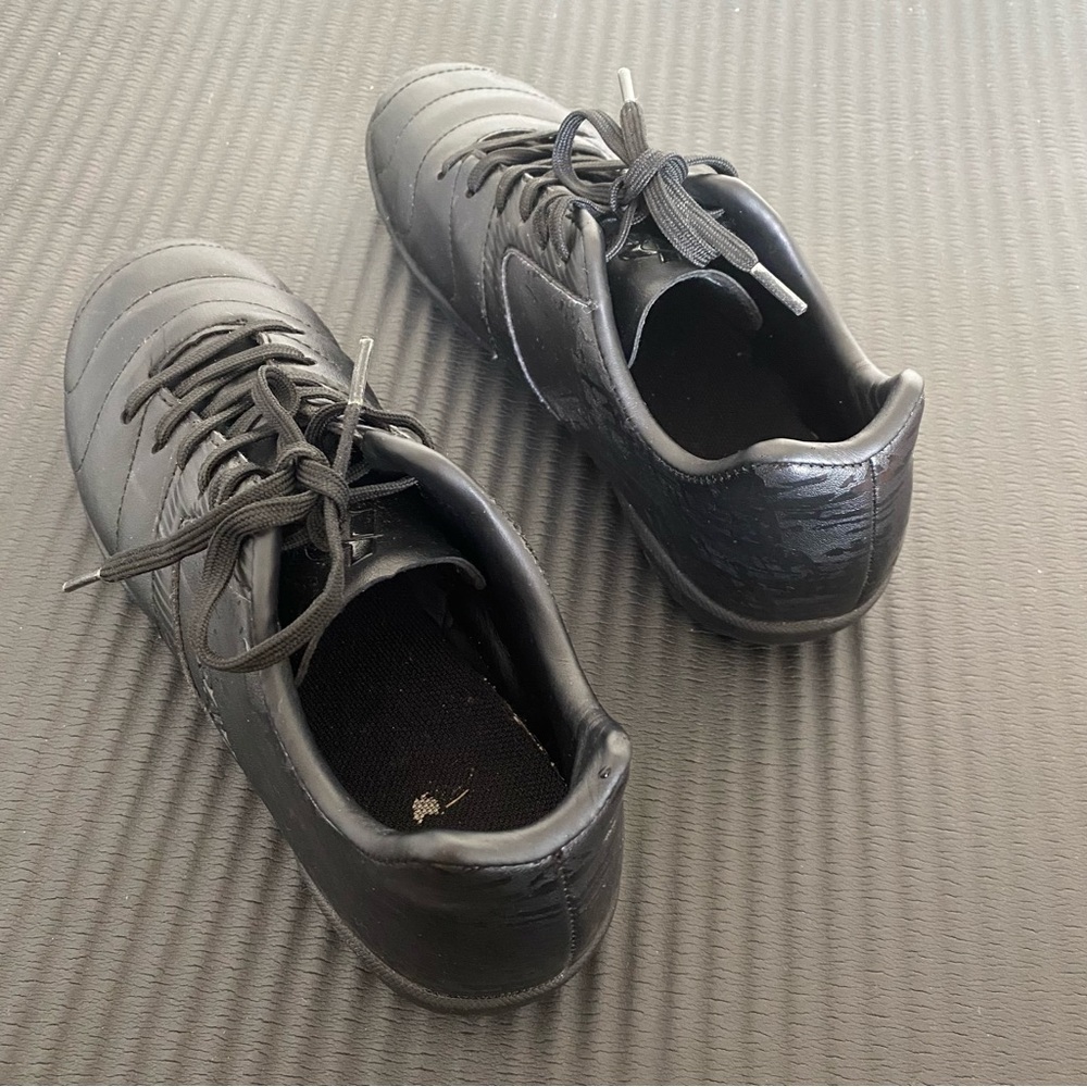 Brava Indoor Soccer Shoes Size 4.5